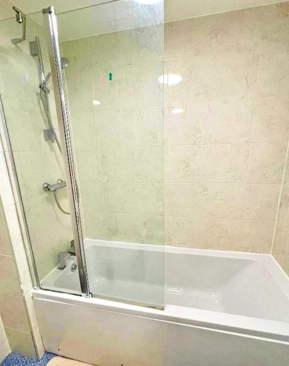 Hébergement de vacances Newbuild - 3 Bedrooms, 2 Baths,5 Mins From Airport Édimbourg