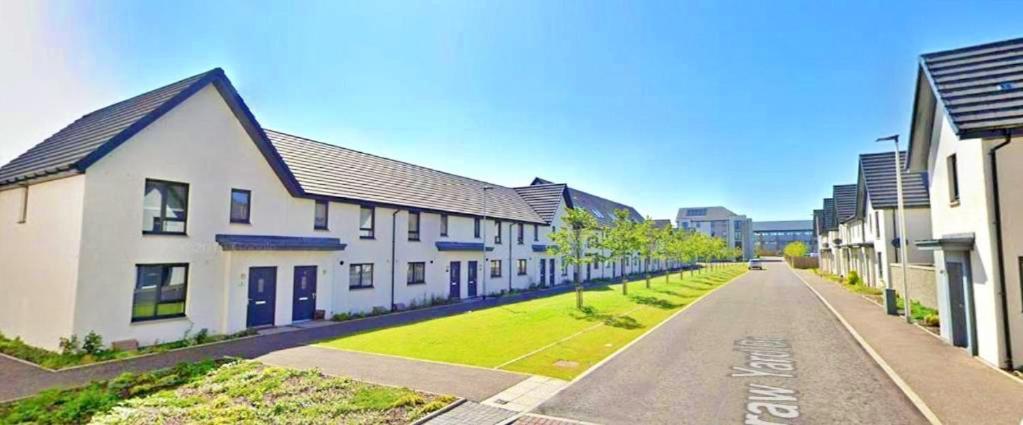 Newbuild - 3 Bedrooms, 2 Baths,5 Mins From Airport Vakantiehuis Edinburgh