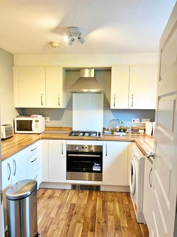 Newbuild - 3 Bedrooms, 2 Baths,5 Mins From Airport Vakantiehuis Edinburgh