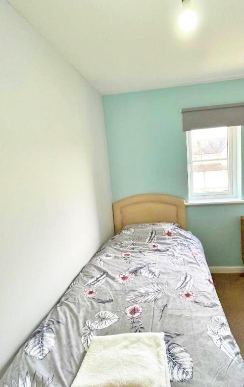 Newbuild - 3 Bedrooms, 2 Baths,5 Mins From Airport Vakantiehuis
